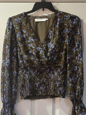 ASTR The Label Olive Floral Smocked-Waist V-Neck Blouse, Size Large